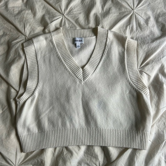 Sunday Aritzia Sleeveless White Sweater Vest Size Small - Picture 1 of 3